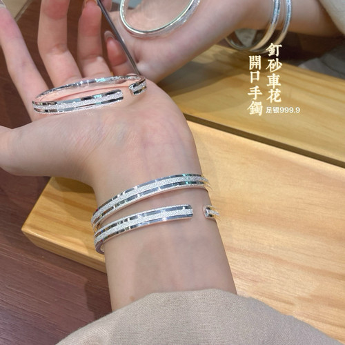 胜银足银999.9磨砂四方钉砂手镯