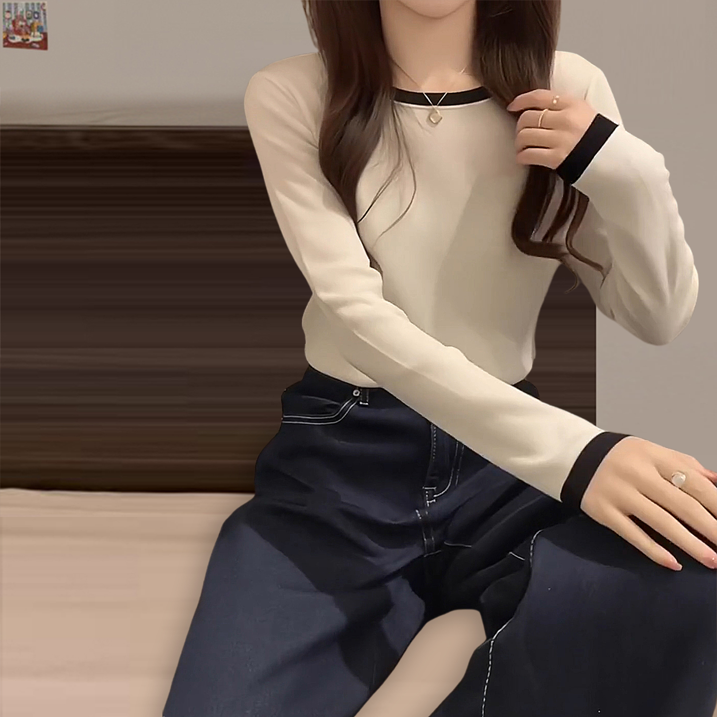 2025年冬季白色简约长袖t恤女打底纯棉小个子ins显瘦撞色圆领上衣
