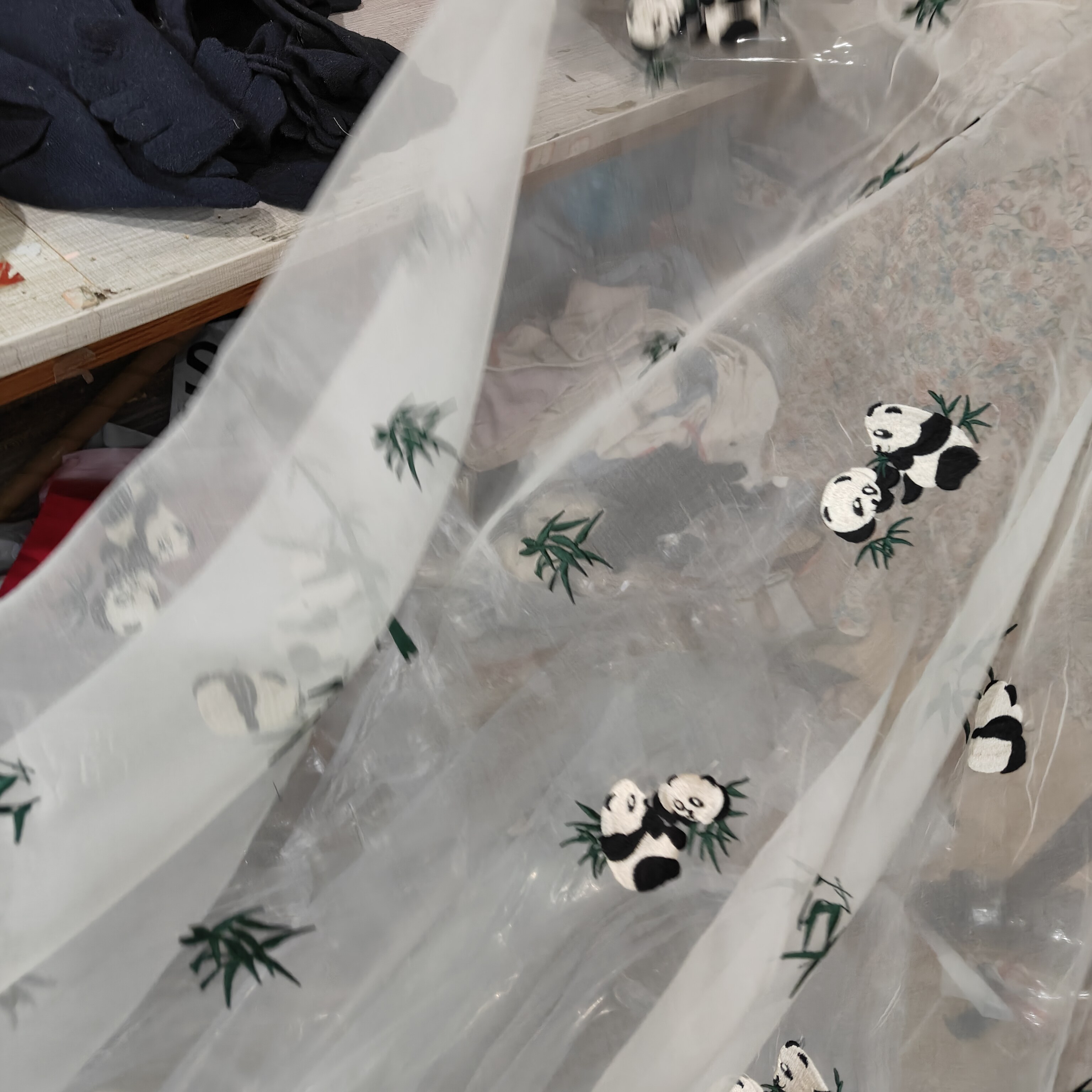 白色底绣花大熊猫真丝绡欧根纱刺绣面料 100%桑蚕丝连衣裙子布料