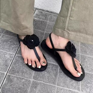 2025夏季新款小香风山茶花人字拖女一字扣带拼色平底沙滩夹趾凉鞋