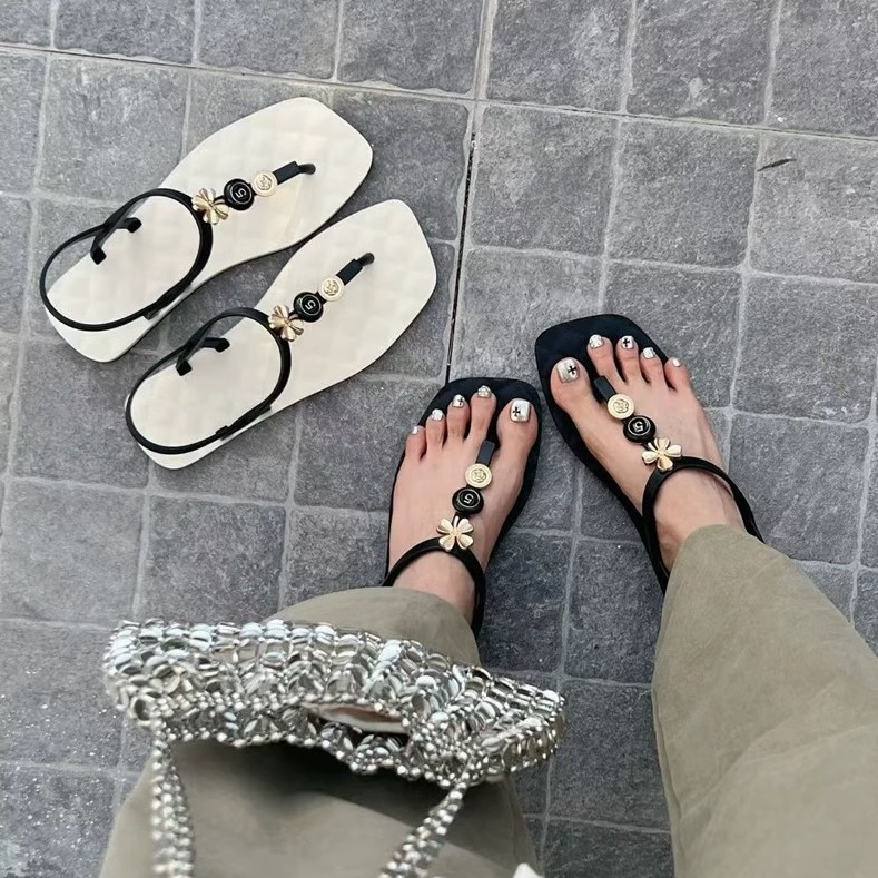 2025夏季平底夹脚凉鞋女士时尚外穿高级感小香风拼色沙滩休闲凉拖