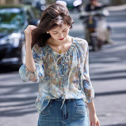阿玛施法式碎花V领显瘦衬衫女装