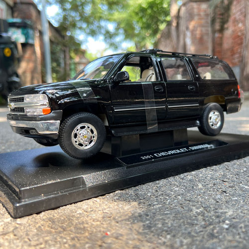1:18原厂雪佛兰萨博班 2001 SUBURBAN 越野车仿真合金模型摆件