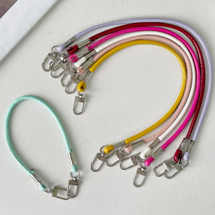 简约风手腕款 创意包包配饰 皮质手机挂绳双扣可拆卸多巴胺挂链个性