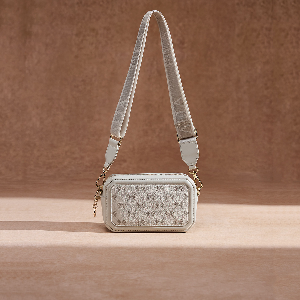 Fila/斐乐冬季新款女士户外时尚休闲运动老花满印挎包F13W618171F,运动包/户外包/配件,挎包/拎包/休闲包,淘宝优惠券,粉丝福利购,淘宝优惠卷