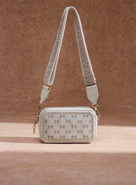 Fila/斐乐冬季新款女士户外时尚休闲运动老花满印挎包F13W618171F