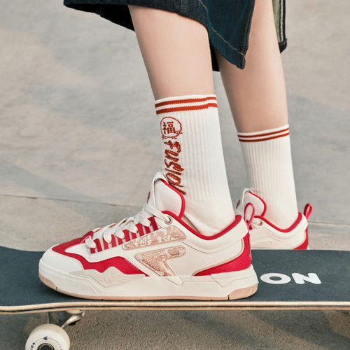 斐乐豚跃女子潮流运动专业滑板鞋