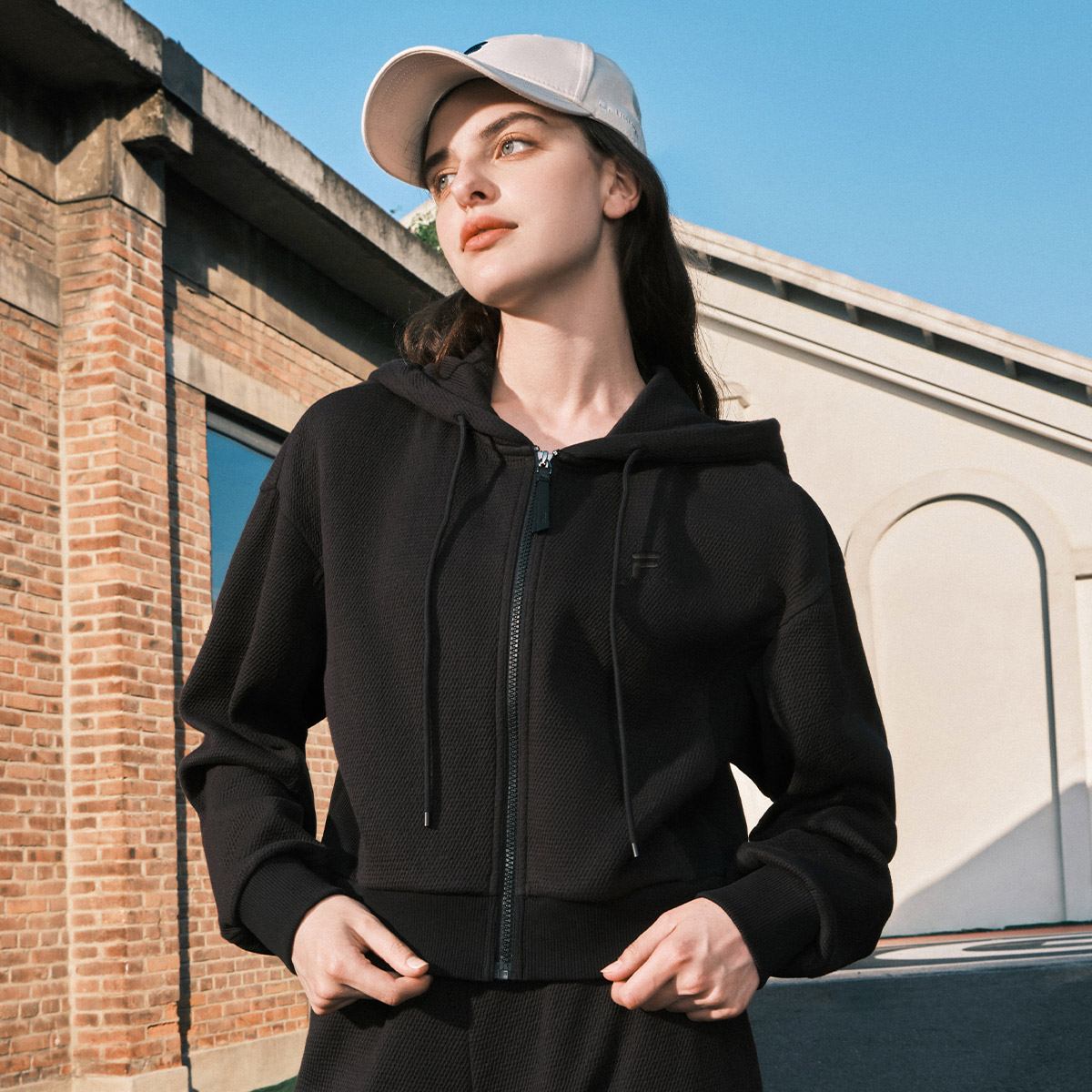 斐乐秋季女休闲运动针织连帽外套