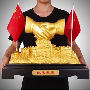 诚信共赢握手摆件老板老总办公室桌面国旗党旗工艺品客厅装饰礼品