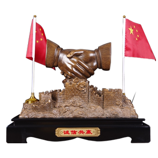 诚信共赢握手摆件老板老总办公室桌面国旗党旗工艺品客厅装饰礼品