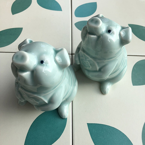 台湾刻花青瓷肚兜小猪笔筒扑满