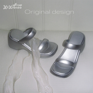 细细条 高级感银色双带凉拖鞋女夏网红户外防滑8cm厚底增高跟拖鞋