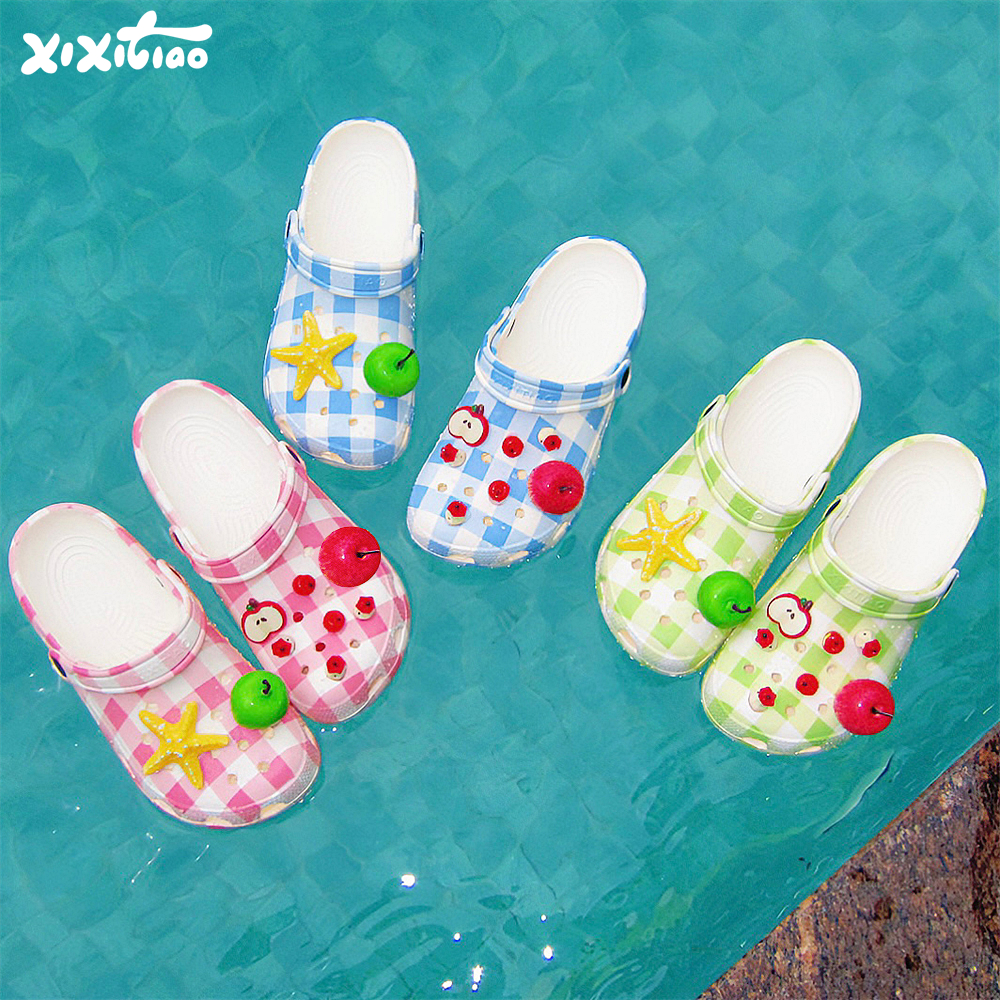 细细条立体红绿苹果洞洞鞋女