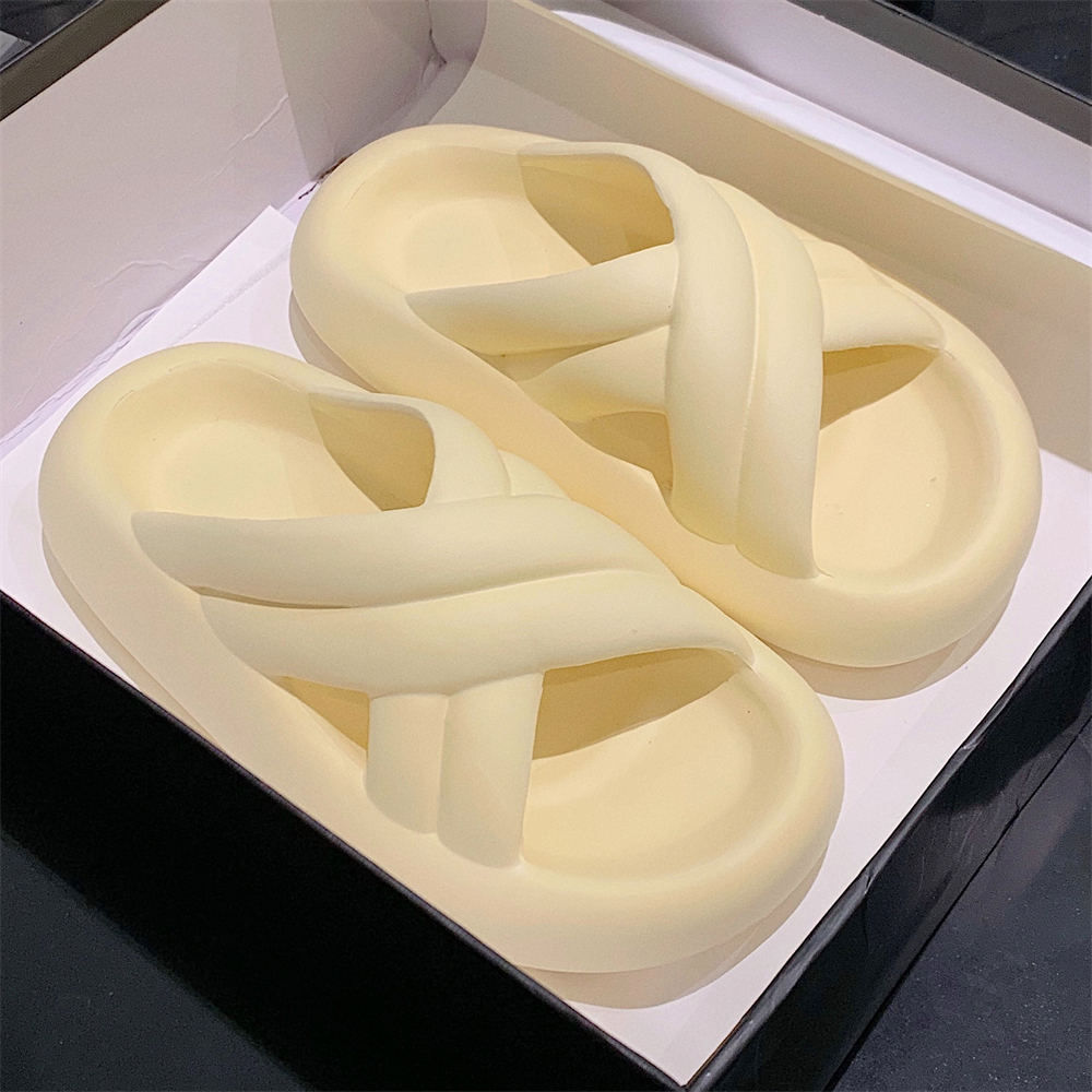 细细条EVA踩屎感软底交叉凉拖鞋