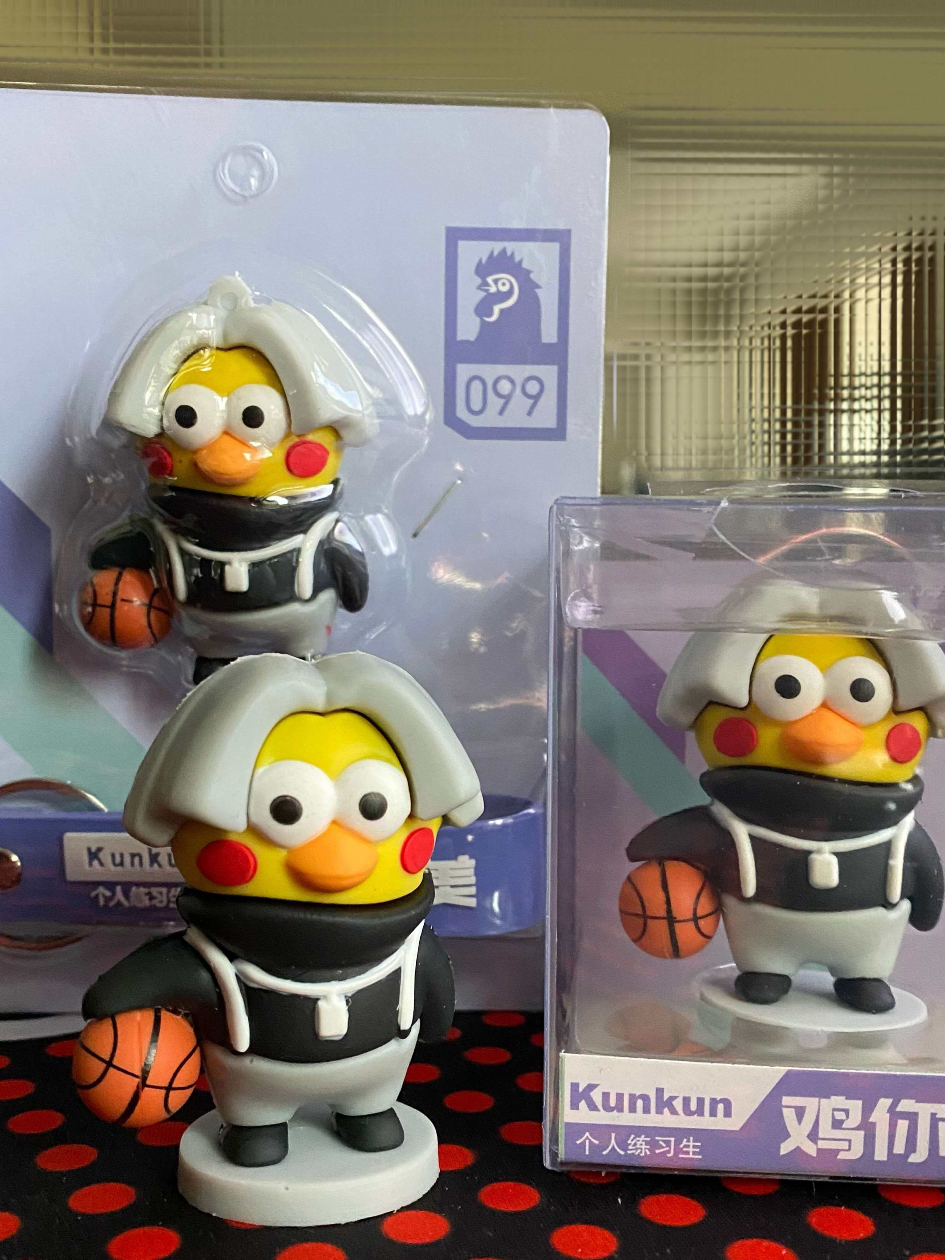 鸡你太美手办蔡徐坤公仔ikun恶搞小黑子打篮球坤坤玩偶鸡哥摆件