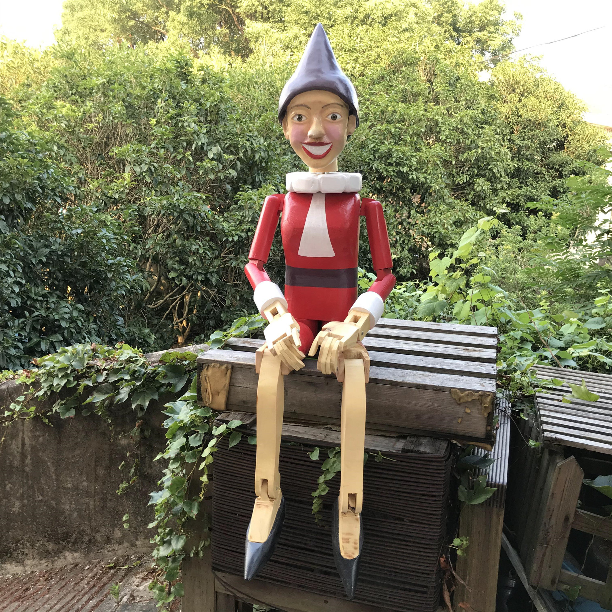 花园里有个小仙女木偶女巫婆模型