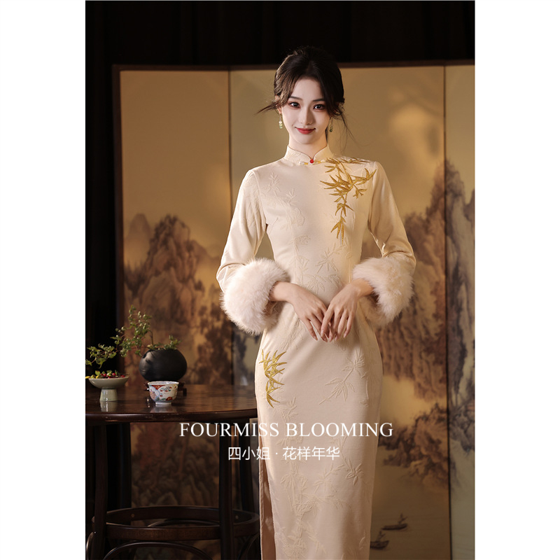 米白色长袖新中式连衣裙