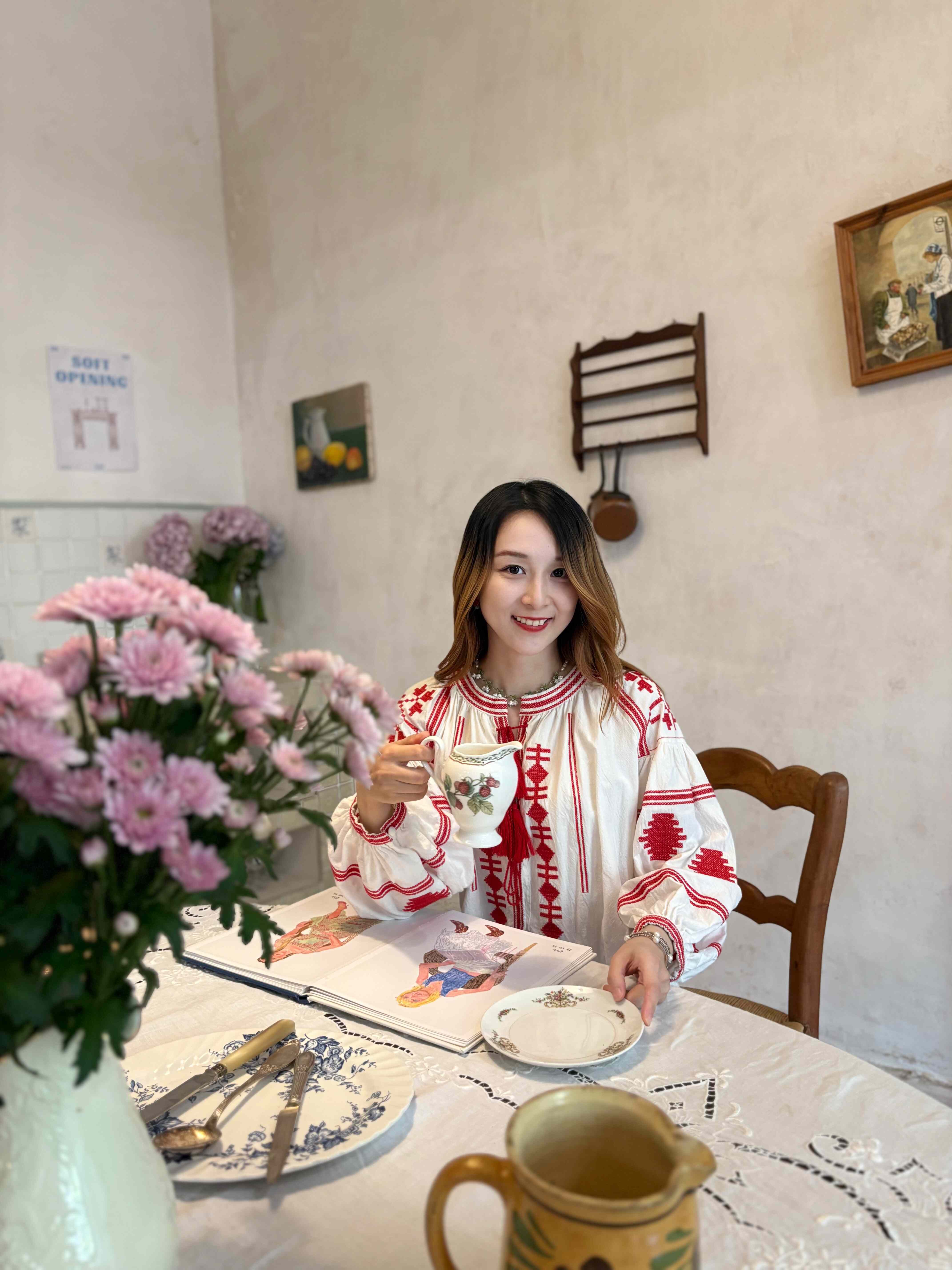 法式欧美ins风民族风红色刺绣白色娃娃衫泡泡袖流苏宽松棉麻衬衫