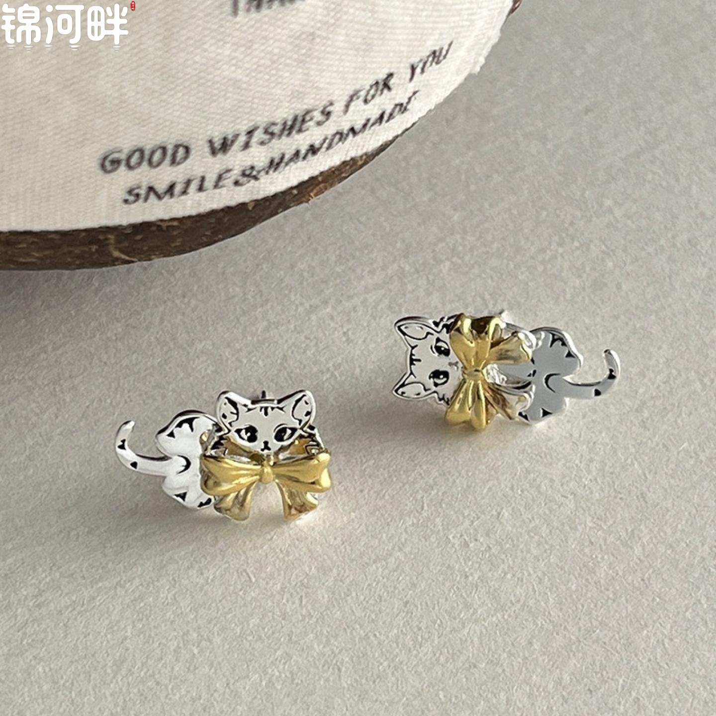 锦河畔 原创款~~蝴蝶结猫咪耳钉女925纯银金银拼色设计时髦个性