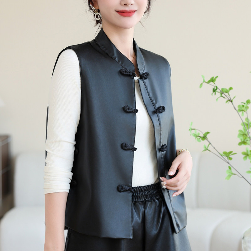 新中式国风马甲女2025新款盘扣时髦流行复古无袖立领马甲皮衣外套