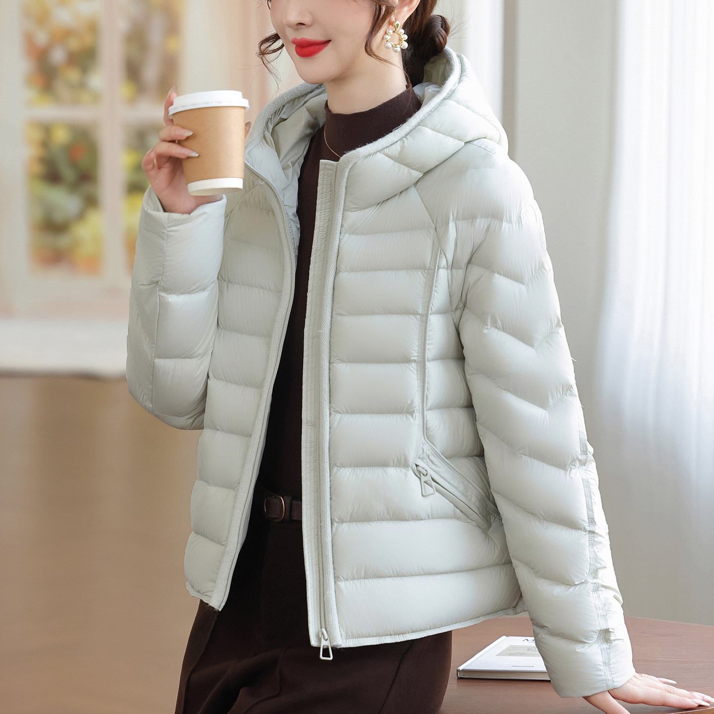 羽绒服女连帽休闲排骨轻薄保暖鸭绒袄2026冬新款中年妈妈时尚外套