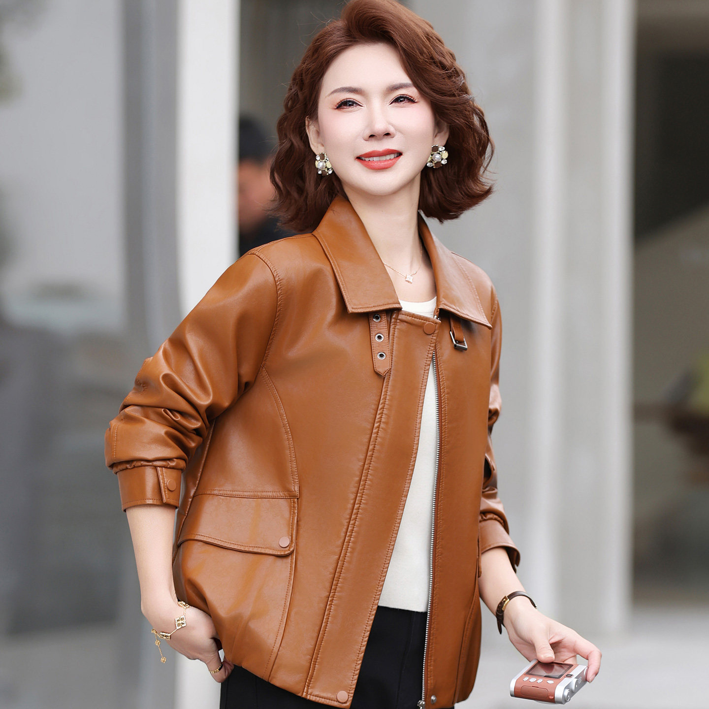 妈妈外套端庄大气春装新款皮衣女时尚流行新款中年妇女PU皮夹克衫