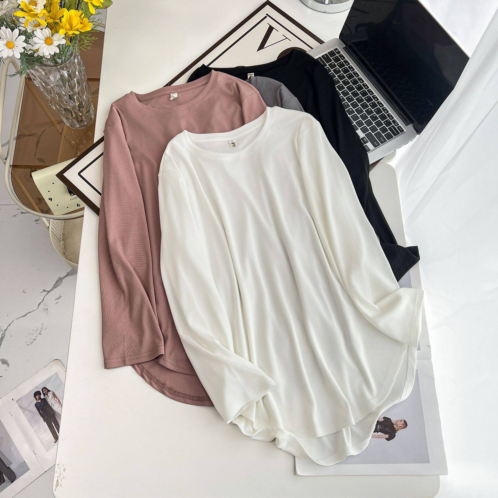 여성용 대형 라운드 넥 긴팔 티셔츠 2024 봄 여름 새 스타일 220 CATTIES 뚱뚱한 소녀 MM 중간 길이 곡선 엉덩이 덮는 탑