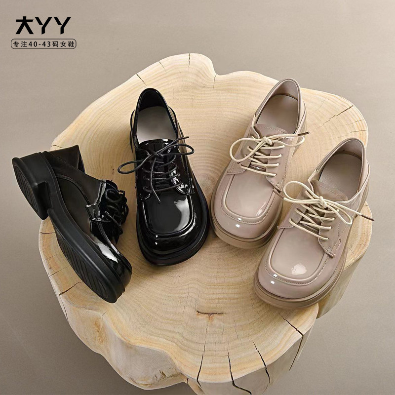 大码女鞋41-43大丫丫春新款牛漆皮低跟宽胖脚系带深口单鞋15-602