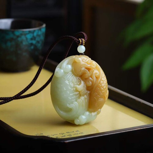 天然新疆和田玉玉器工艺品新疆且末料老料俏糖色龙鱼吊坠挂件配证