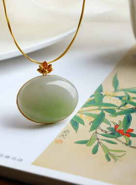 天然新疆和田玉玉器工艺品青海料老料俏翠色玉石蛋面吊坠挂件带证