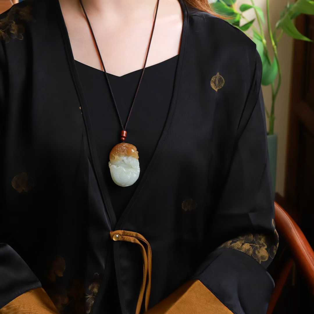 玉器工艺品天然新疆和田玉且末料老料俏糖色龙鱼吊坠男女挂件送证