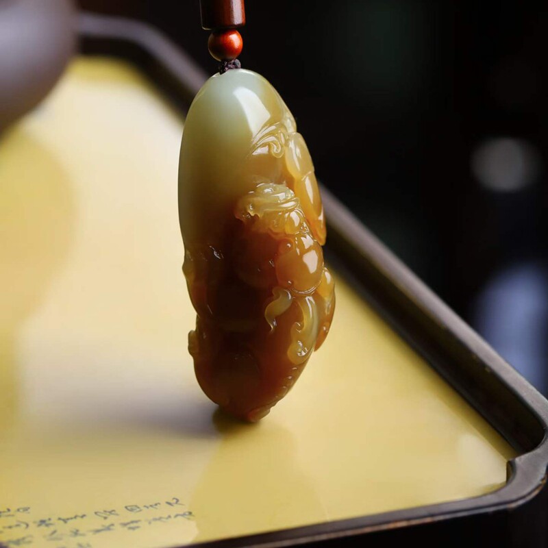 玉器工艺品天然新疆和田玉新疆且末料老料俏糖色貔貅男女吊坠附证