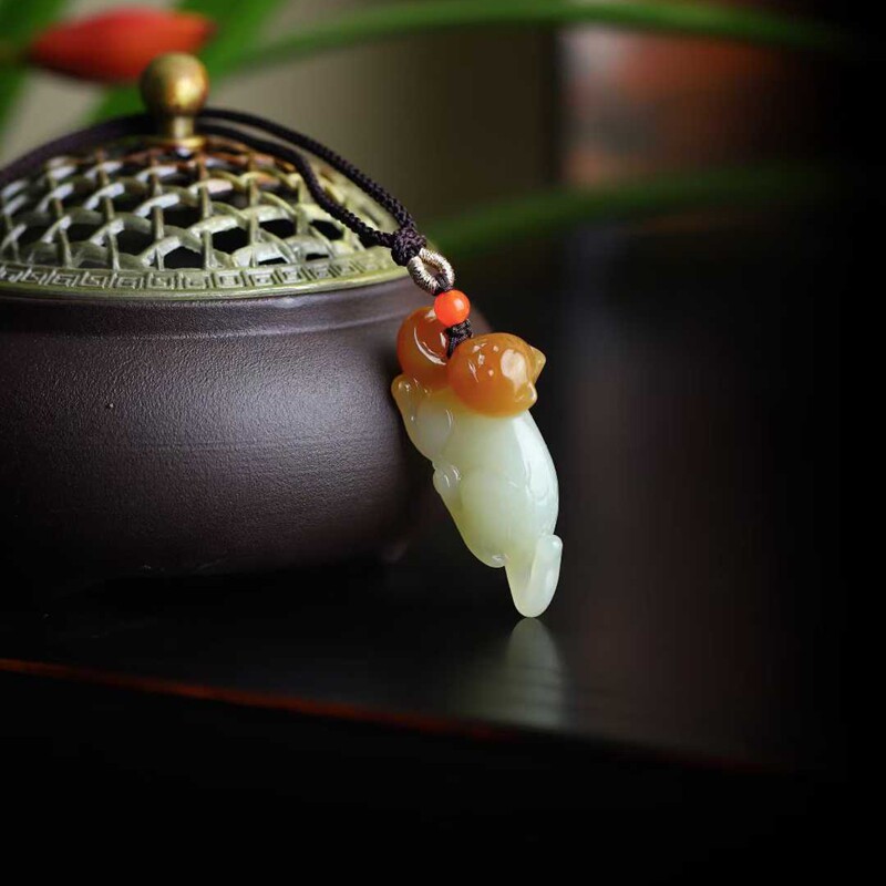 玉器工艺品天然新疆和田玉且末料老料俏糖色玉石招财猫吊坠挂件