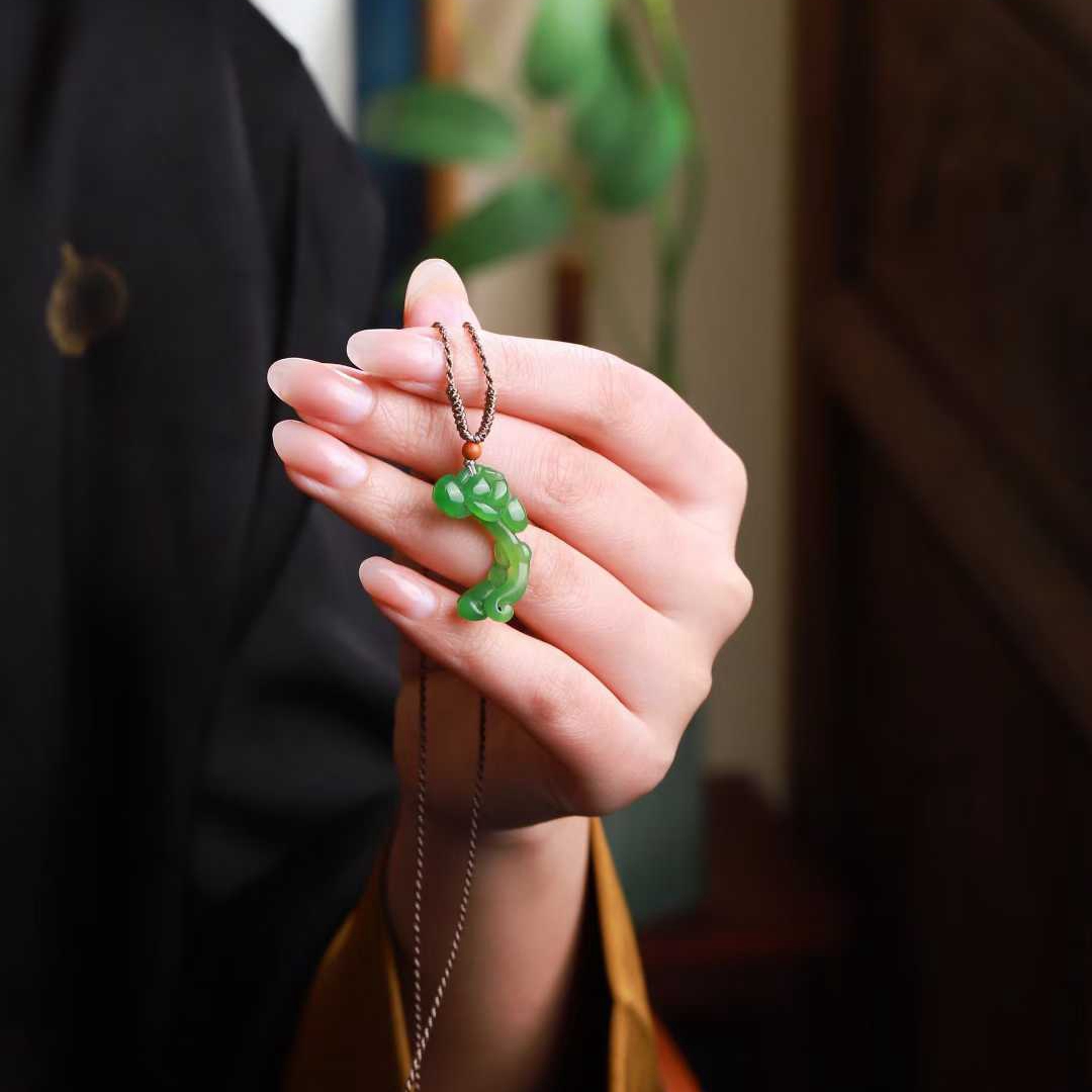 玉器工艺品天然新疆和田玉俄料碧玉老料莲花吊坠女款玉石挂坠送证