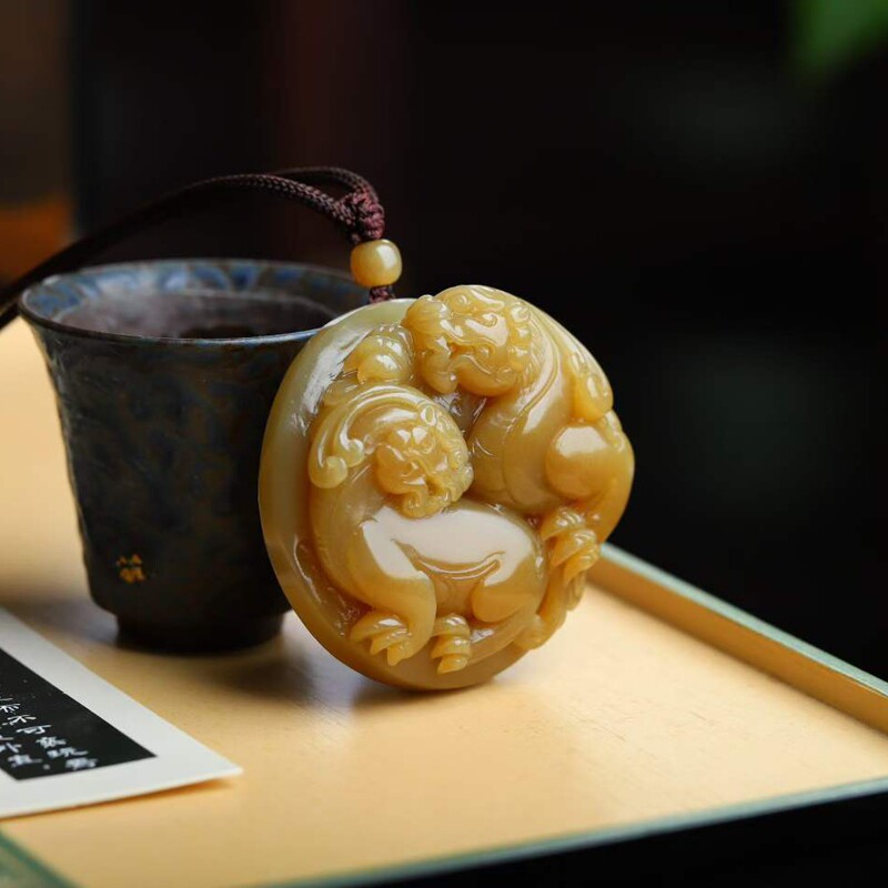 天然和田玉玉器供应链工艺品新疆且末料老料满糖色貔貅挂件带证书