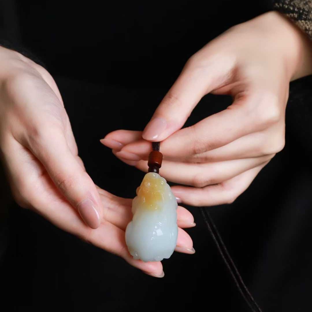 玉器工艺品天然新疆和田玉俄料老料俏糖色貔貅男女吊坠和田玉挂件