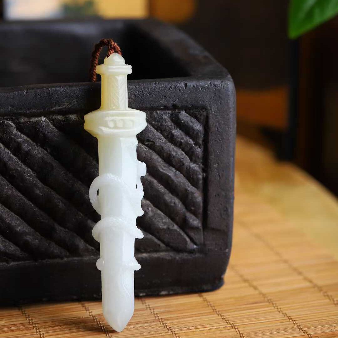 玉器工艺品天然新疆和田玉俄料老料俏糖色复古玉剑小把件玉石挂坠