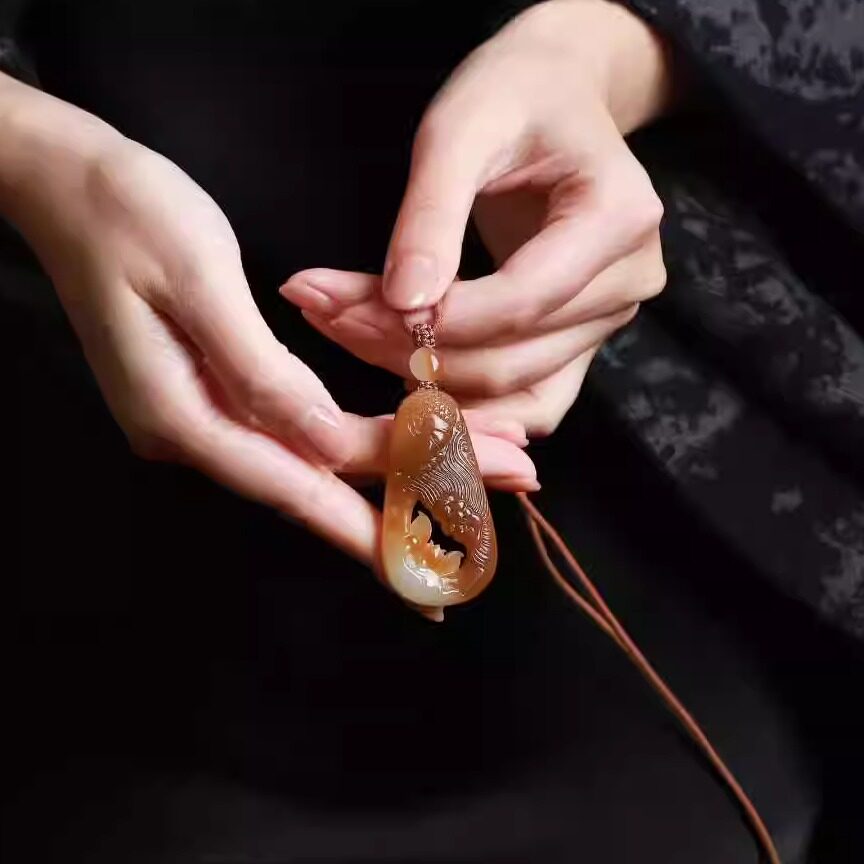 玉器工艺品天然新疆和田玉新疆且末料老料俏糖色一念之间佛吊坠