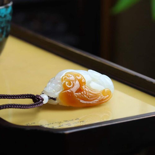 玉器工艺品天然新疆和田玉俄料老料俏糖色玉石貔貅吊坠挂件配证书