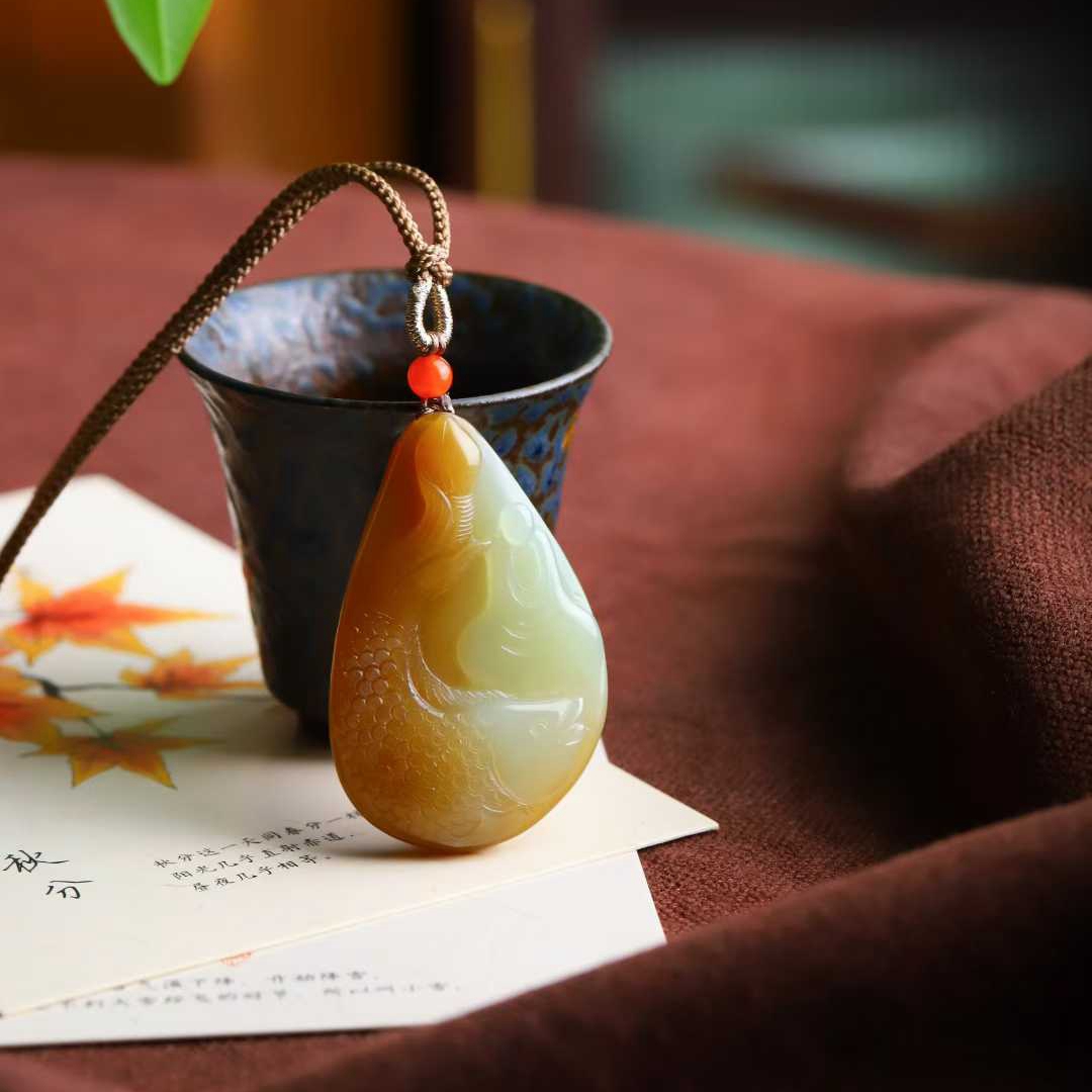 玉器工艺品天然新疆和田玉且末料老料俏糖色悟道吊坠男女挂坠送证