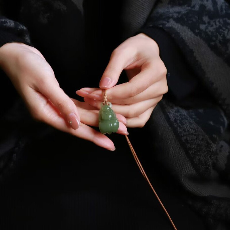 天然新疆和田玉玉器工厂店若羌黄口料老料玉石生肖猴吊坠挂件带证