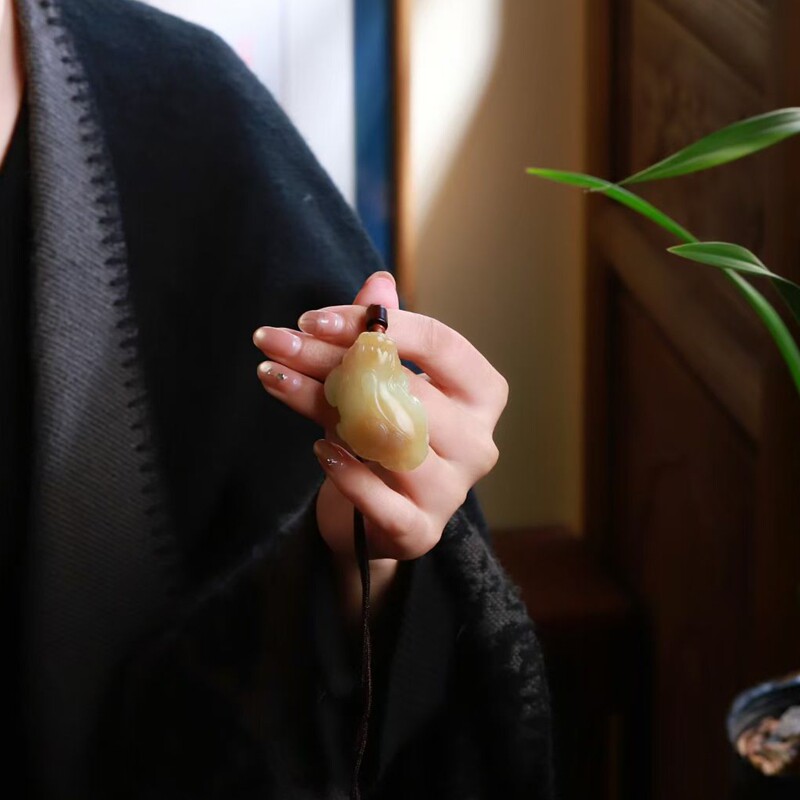 玉器玉石天然新疆和田玉且末料俏糖色貔貅吊坠大富大贵挂件送证书