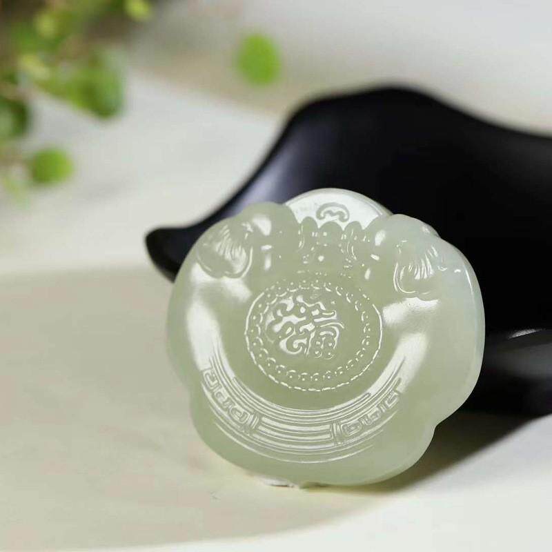 玉器工艺品天然新疆和田玉青海料老料冰晴水吉祥如意锁吊坠供应链