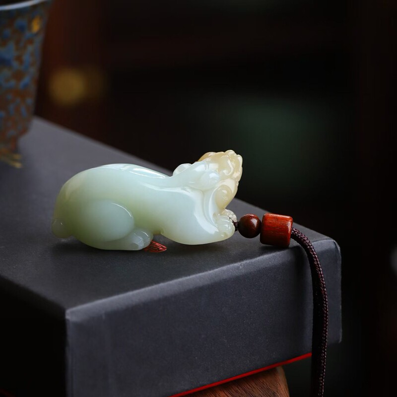 玉器供应链天然新疆和田玉俄料老料俏糖色工艺品貔貅吊坠男女挂件
