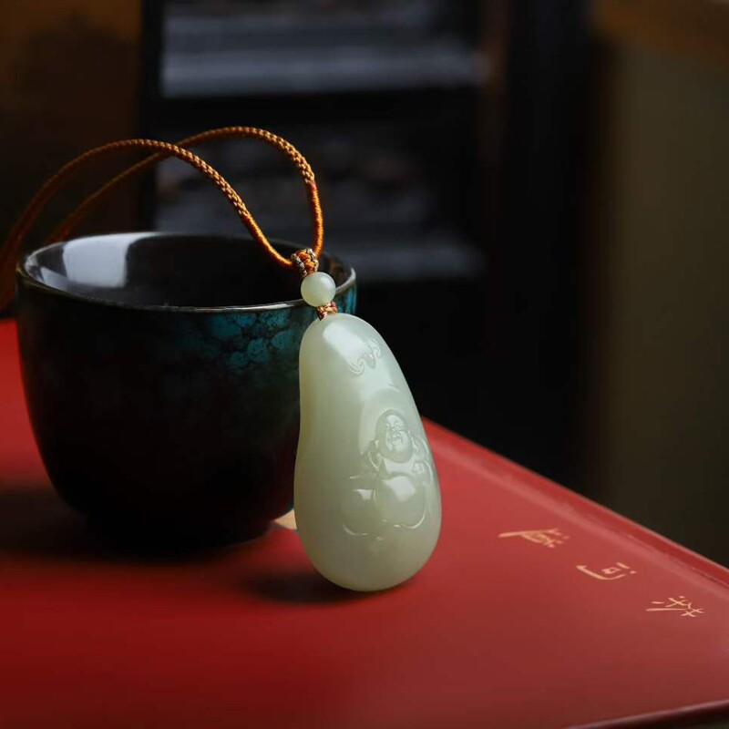 天然新疆和田玉玉器工艺品青海料老料晴水色弥勒佛吊坠挂件带证书