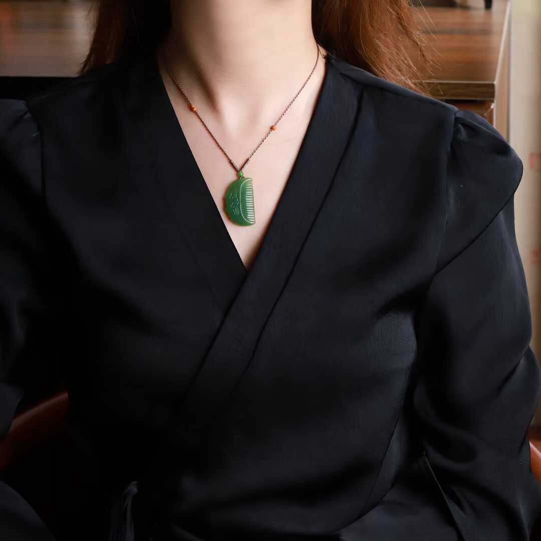 玉器工艺品天然新疆和田玉俄料碧玉老料菠菜绿猫咪梳子吊坠女款
