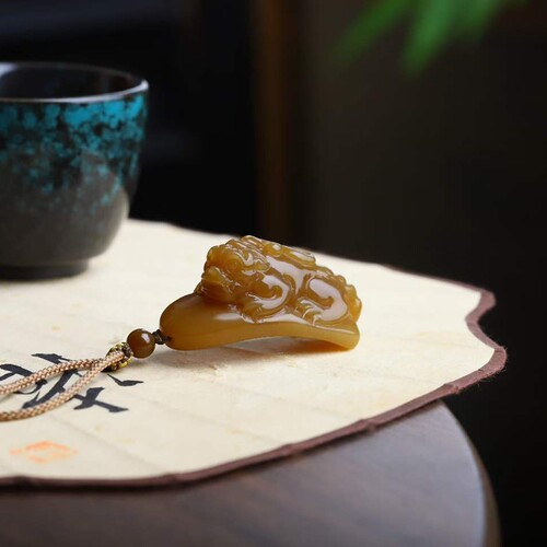 天然新疆和田玉玉器工厂店新疆且末料老料满糖色简约款貔貅吊坠