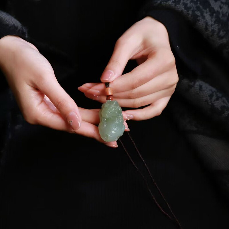 玉器工艺品天然和田玉青海料俏翠色老料玉石霸王貔貅吊坠送证书