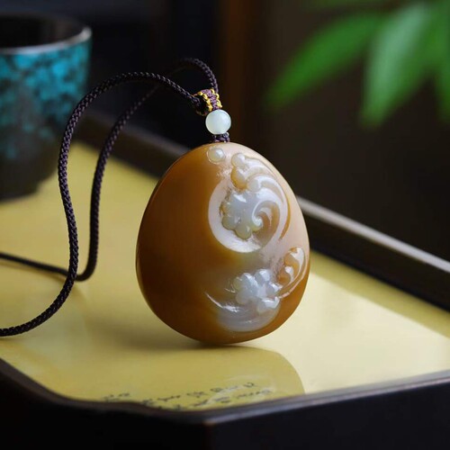 玉器工艺品天然和田玉新疆且末料老料俏糖色乘风破浪吊坠挂件附证