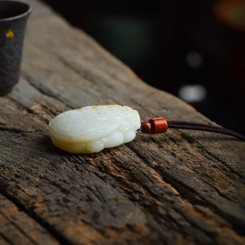 天然新疆和田玉玉器工艺品玉石俄料老料俏糖色龙龟吊坠挂件带证书